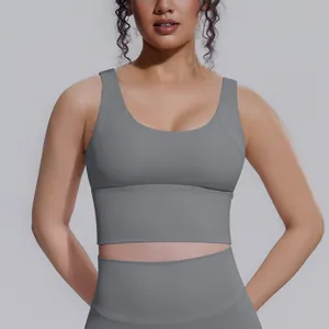 Vista frontale di un reggiseno sportivo grigio ad alto impatto su modella