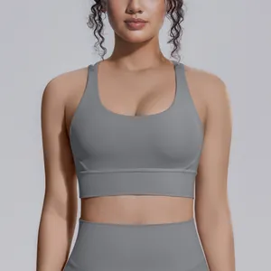 Primo piano del reggiseno sportivo da yoga grigio antiurto in misto nylon e spandex.
