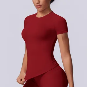 T-shirt sportiva aderente senza cuciture rosso scuro per donna yoga e allenamento