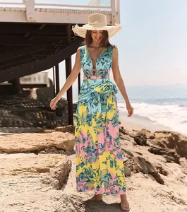 Gesamtansicht des floralen Urlaubs-Strandsets mit V-Ausschnitt-Badeanzug am sonnigen Strand