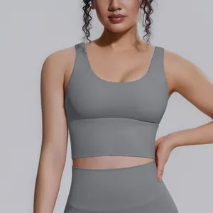 Vista dettagliata di un reggiseno sportivo grigio ad alto impatto per yoga e corsa