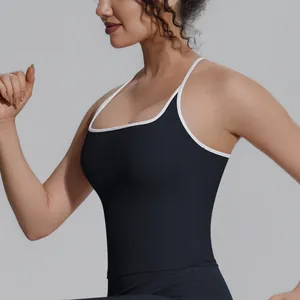 Detaillierte Seitenansicht eines schwarzen Racerback-Sporttops mit weißen Trägern