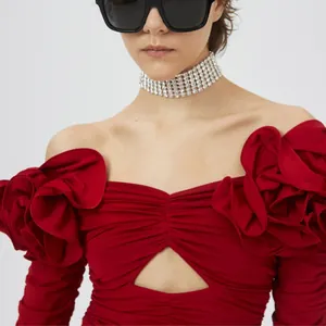 Eleganter roter Einteiler-Badeanzug mit 3D-Blumenvolants und schickem Ausschnitt-Detail