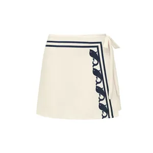 Vue détaillée de la jupe portefeuille de plage blanche avec motifs de baleine marine
