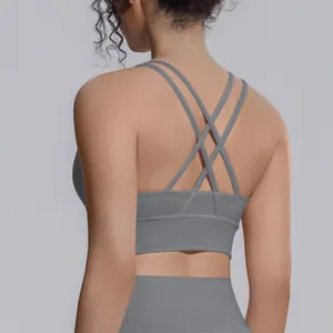 Dettaglio professionale posteriore del reggiseno sportivo grigio con spalline incrociate