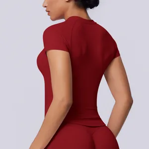 Vista posteriore di una t-shirt sportiva rossa senza cuciture per yoga ad alta elasticità