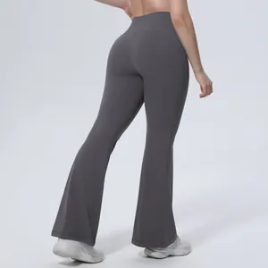 Vue arrière du pantalon de yoga évasé gris à taille haute avec coupe push-up pour le sport