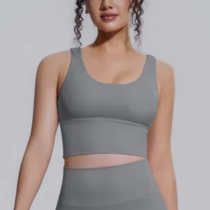 Primo piano del reggiseno sportivo grigio ad alto impatto con tessuto traspirante