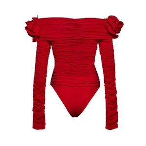 Eleganter roter schulterfreier Bodysuit mit 3D-Blumen und gerafften langen Ärmeln