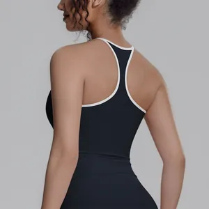 Detailansicht der Rückseite eines schwarzen, atmungsaktiven Y-Back-Sport-Tanktops mit Paspelierung