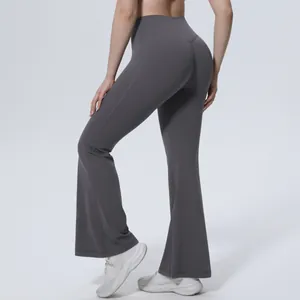 Vue détaillée du pantalon de yoga évasé gris foncé à taille haute montrant le dos évasé.