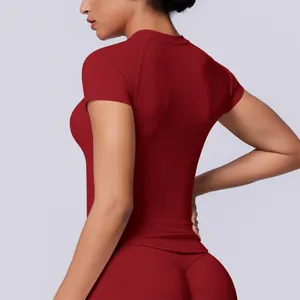 Primo piano del top da yoga bordeaux senza cuciture da donna con vestibilità aderente