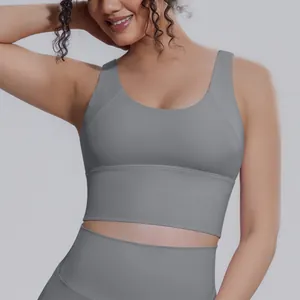 Dettaglio ravvicinato di un reggiseno sportivo grigio ad alto sostegno in tessuto tecnico