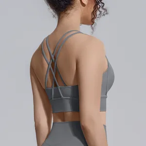 Dettaglio posteriore di un reggiseno sportivo grigio con elegante design a incrocio.