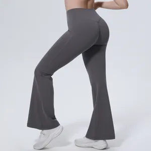 Détail du pantalon de yoga évasé gris à taille haute avec effet galbant pour le fitness