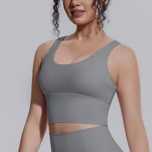 Vista dettagliata di un reggiseno sportivo grigio ad alto impatto per yoga e fitness