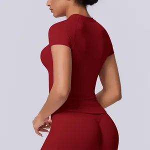 Vista posteriore professionale della maglietta sportiva rossa senza cuciture per yoga e fitness