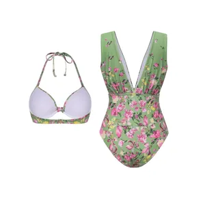 Détail de l'ensemble maillot de bain une pièce et haut de bikini à imprimé floral vert