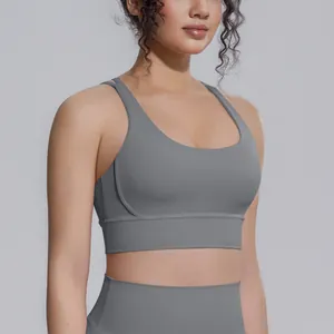 Dettaglio ravvicinato di un reggiseno sportivo grigio da yoga con tessuto effetto nudo