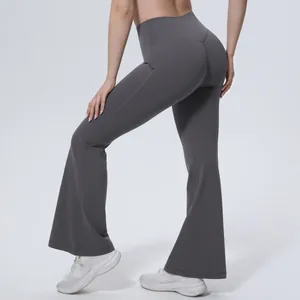 Vue arrière d'un pantalon de yoga évasé gris à taille haute avec effet push-up