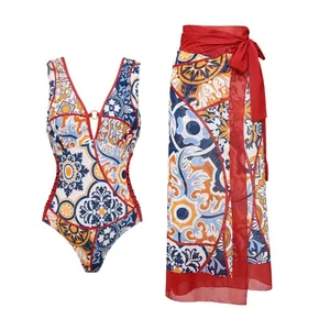 V-Ausschnitt Badeanzug mit Ethno-Fliesenmuster und passendem Strand-Sarong-Set.