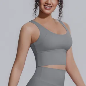 Dettaglio di un reggiseno sportivo grigio ad alto impatto con spalline larghe e tessuto traspirante