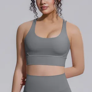 Dettaglio di un reggiseno sportivo grigio con vestibilità aderente e design incrociato