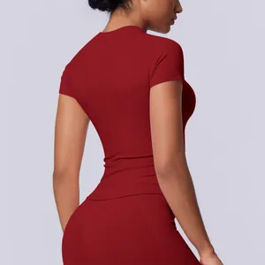 Dettaglio del retro di una maglietta sportiva rossa senza cuciture in tessuto stretch