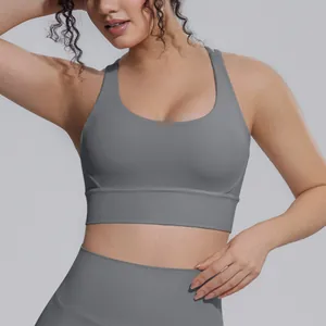 Primo piano del reggiseno sportivo grigio ad alta elasticità con dettaglio incrociato.