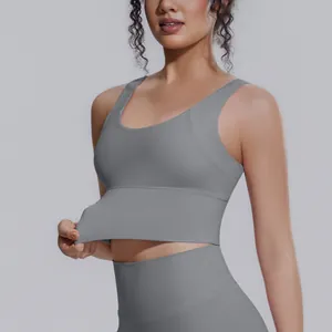 Dettaglio del reggiseno sportivo grigio ad alto impatto che mostra l'elasticità