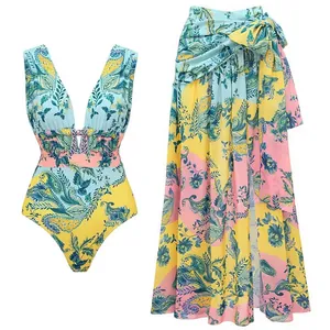 Lebhaftes zweiteiliges Strandset mit Paisley-Blumenmuster, Badeanzug und Wickelrock