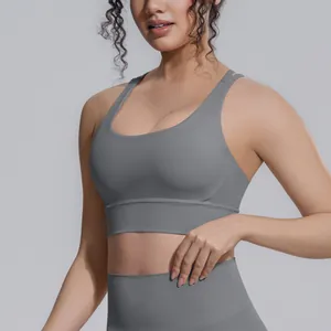 Vista dettagliata del reggiseno sportivo grigio con leggings da yoga a vita alta abbinati