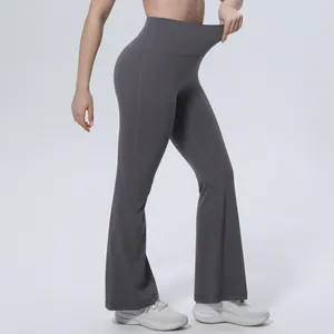 Vue détaillée d'un pantalon de yoga évasé gris à taille haute montrant l'élasticité du tissu