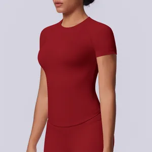 Primo piano della t-shirt sportiva rossa senza cuciture con vestibilità aderente
