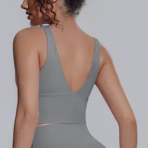 Vista posteriore di reggiseno sportivo grigio con scollo a V e supporto elevato