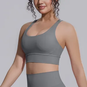 Primo piano di un reggiseno sportivo grigio in nylon-spandex per il fitness e yoga