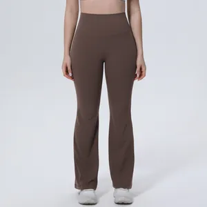 Vue de face d'un pantalon de yoga évasé à taille haute respirant marron pour le fitness