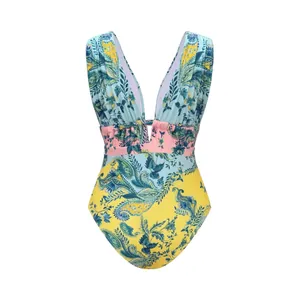 Detailansicht eines floralen Einteilers mit tiefem V-Ausschnitt und Paisley-Mustern.