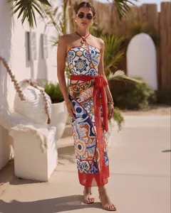 Vollansicht des mediterranen Maxikleid-Sets mit Majolika-Print und rotem Halfter