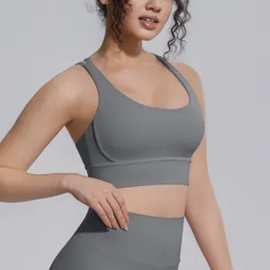 Dettaglio del reggiseno sportivo grigio in nylon-spandex di alta qualità con vestibilità aderente