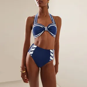 Élégant ensemble bikini licou bleu marine avec rayures blanches et culotte taille haute.