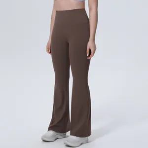 Vue détaillée du pantalon de yoga évasé marron à taille haute pour le fitness