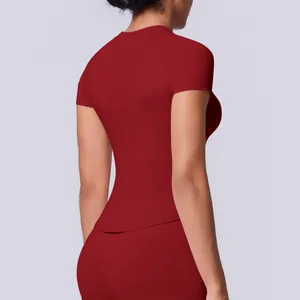 Dettaglio della maglietta sportiva rossa senza cuciture con vestibilità elastica
