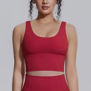 Dettaglio di un reggiseno sportivo rosso ad alto impatto con spalline larghe.