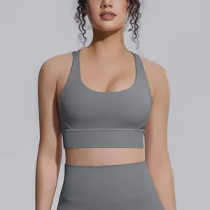 Primo piano di un reggiseno sportivo grigio antiurto per fitness e yoga