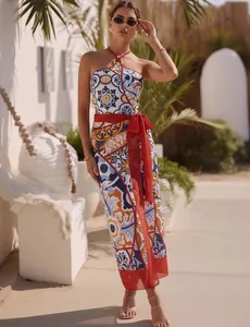 Eleganter Badeanzug und Strandset mit Ethno-Print im lebhaften mediterranen Stil mit Schärpe