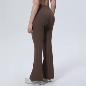 Vue arrière détaillée d'un pantalon de yoga évasé marron à taille haute pour sport.