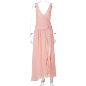 Vista dettagliata di un elegante abito lungo in chiffon rosa con scollo a V e spacco alto
