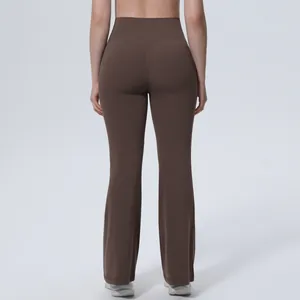 Vue arrière pantalon de yoga évasé marron taille haute, coupe galbante et tissu respirant