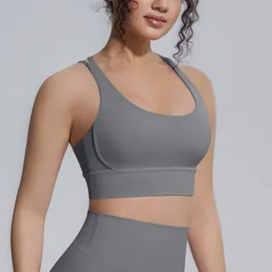 Primo piano del reggiseno sportivo grigio con tessuto senza cuciture e vestibilità compressiva